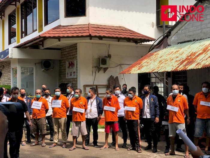 Warga Bersorak Beri Dukungan ke Jhon Kei saat Rekonstruksi di Bekasi