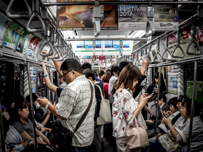 Kota di Jepang Ini Larang Warganya Gunakan Smartphone Sambil Berjalan!