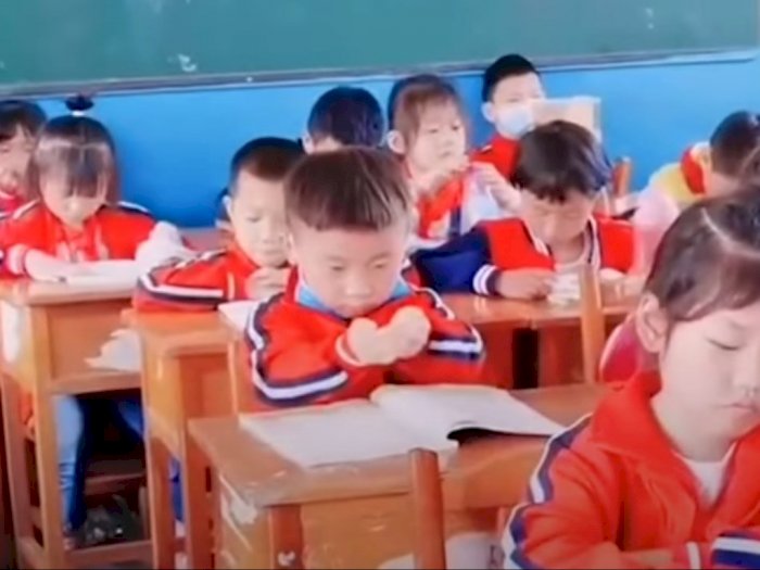 Lucu! Jelang Ujian, Bocah SD di Tiongkok 'Basuh' Kepala dengan Materi di Buku Pelajaran