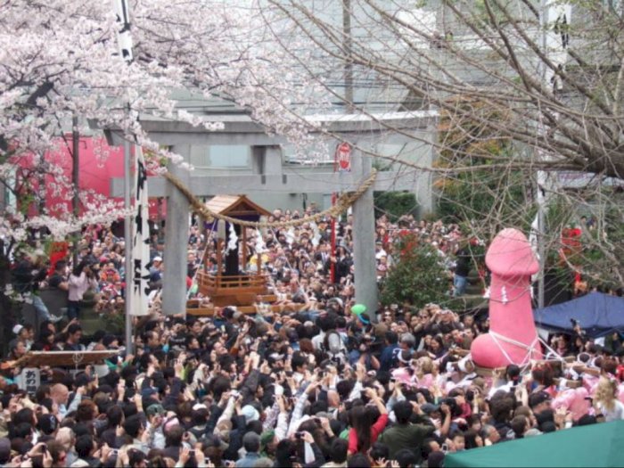 Festival Penis 'Kanamara Matsuri' yang Vulgar di Musim Semi