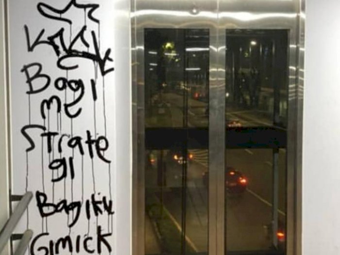 Viral Jembatan Penyeberangan GBK Jadi Sasaran Vandalisme, Polisi: Sudah Dibersihkan