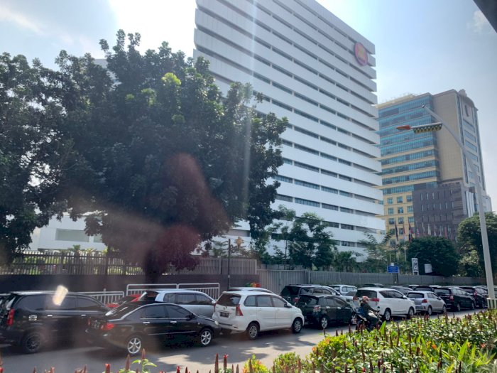 Netizen Laporkan Mobil Parkir di Depan Mabes Polri, Dishub 'Gercep' Cabut Pentil Ban Mobil