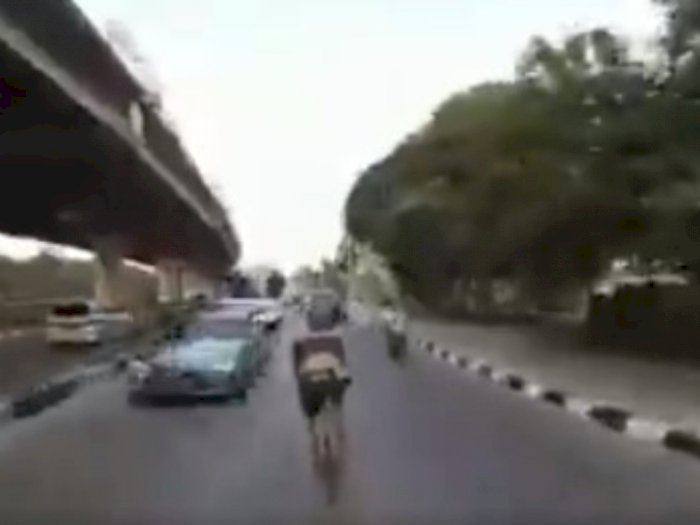 Duh! Pesepeda Ini Nekat Lawan Arus di Jalanan Ramai, Netizen Berang