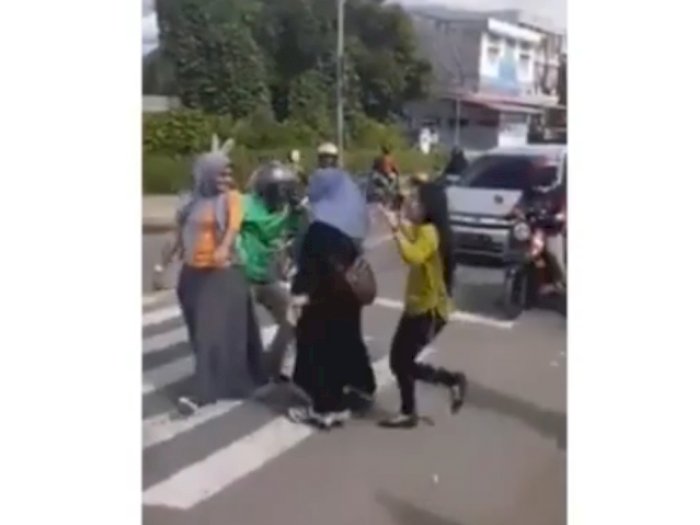 Viral Video Emak-emak Joget di Lampu Merah, Ganggu Pengendara, Netizen: Tabrak Aja!