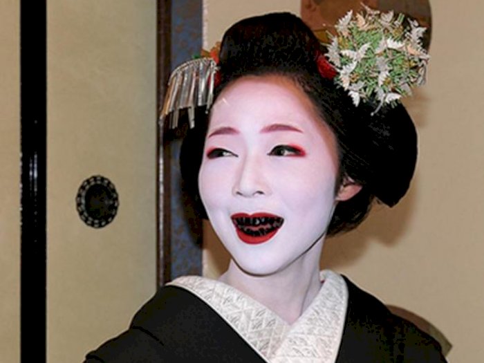 Tradisi Menghitamkan Gigi sebagai Simbol Kecantikan Wanita Jepang