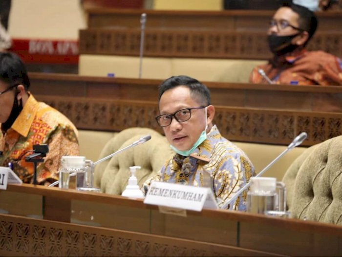 Mendagri Tito Karnavian Dorong Kepala Daerah Bagikan Masker ke Warga