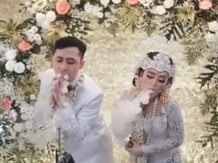 Gokil! Pasangan ini Atraksi Main Vape saat Akad Nikah, Netizen: Mas Kawinnya Liquid