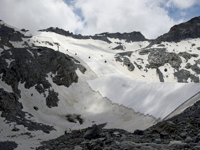 FOTO: Cegah Semakin Mencair, Gletser Presena Ditutup Terpal Raksasa