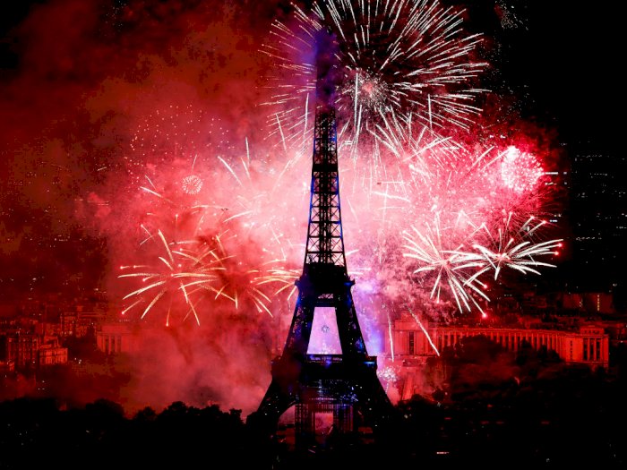 FOTO: Meriahnya Pesta Kembang Api di Menara Eiffel saat Hari Bastille