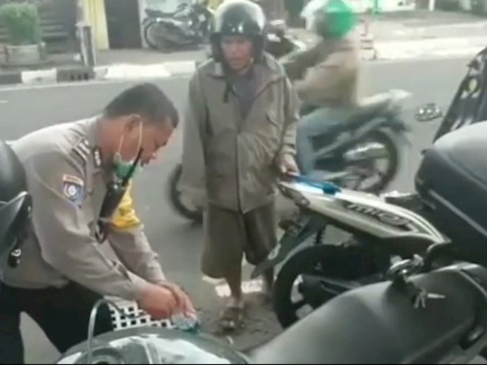 Polisi Yogyakarta yang Viral karena Berbagi Bensin ke Pengendara Lain Dapat Penghargaan
