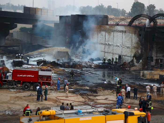 FOTO: Kebakaran Pipa Minyak Mentah di Kairo, Puluhan Orang Terluka