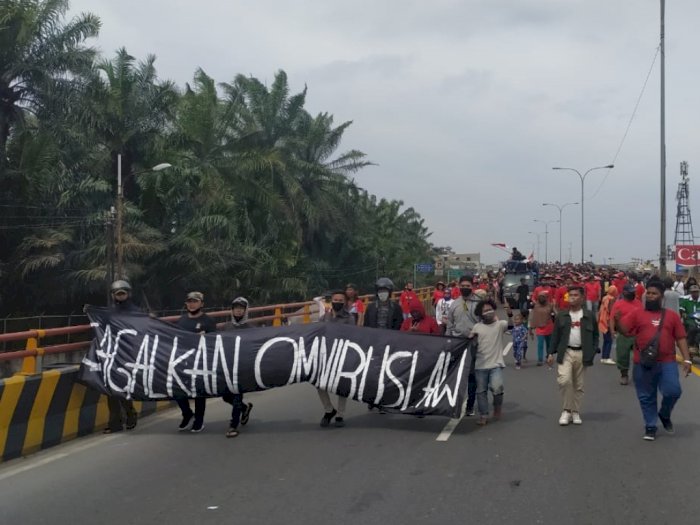 Sejumlah Massa dari Berbagai Elemen di Medan Berunjuk Rasa Tolak RUU Omnibus Law