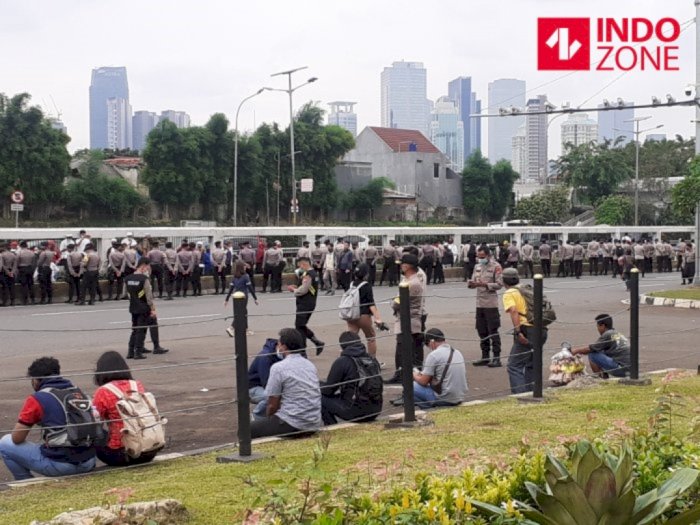 Massa Gelar Aksi Demo di Depan DPR, Tolak Pengesahan RUU HIP dan Omnibus Law