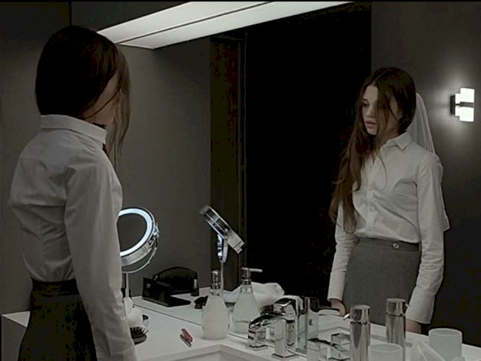 Sinopsis " Look Away (2018)" - Bertukar Tempat dengan Refleksi di Cermin 