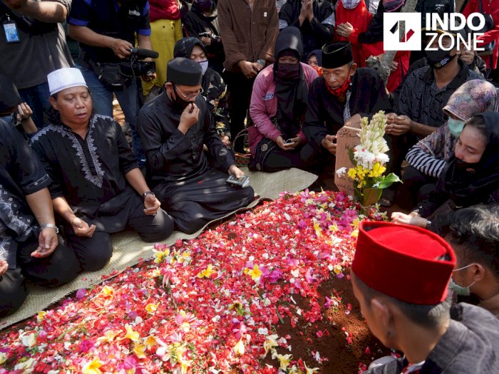 FOTO: Suasana Pemakaman Pelawak Omas di TPU Cisalak