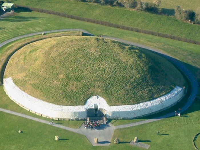 Monumen Zaman Batu 'Newgrange' yang Mirip Bukit Teletubbies