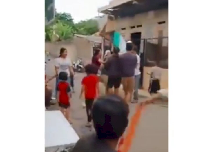 Viral Video Seorang Kakek Rebutan Layangan, Habis Dipukuli hingga Tidak Berkutik