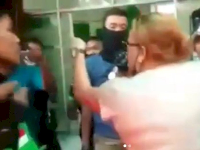 Video Wanita 'Orang Kaya' Ngamuk & Ludahi Driver Ojol, Tak Mau Minggir Ambulans Lewat