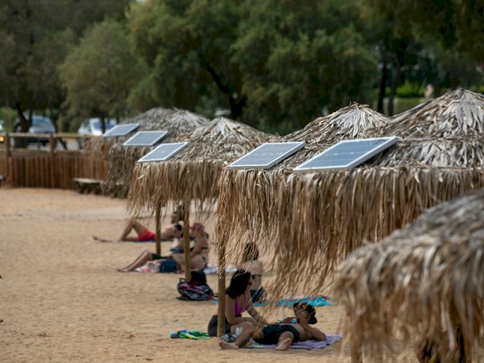 FOTO: Pantai di Yunani Sediakan Pengisi Daya Tenaga Surya