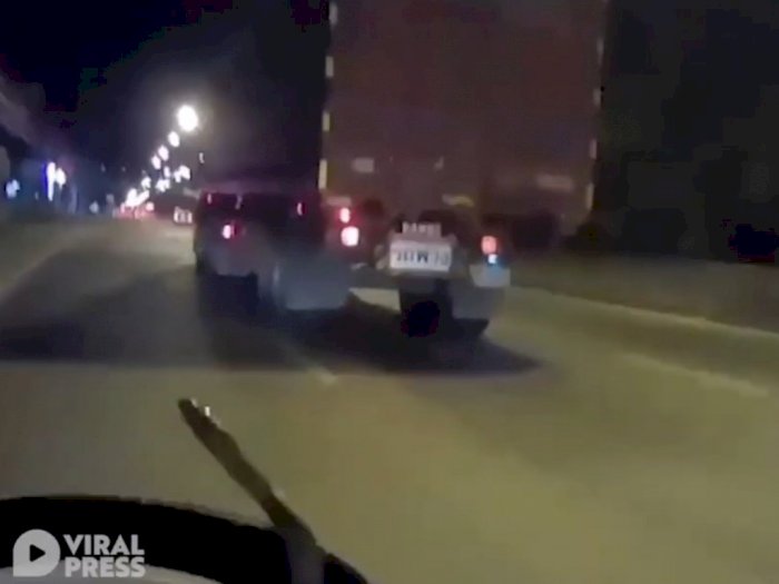 Detik-detik Seekor Ular Muncul dari Motor Seorang Polisi, Videonya Bikin Ngeri