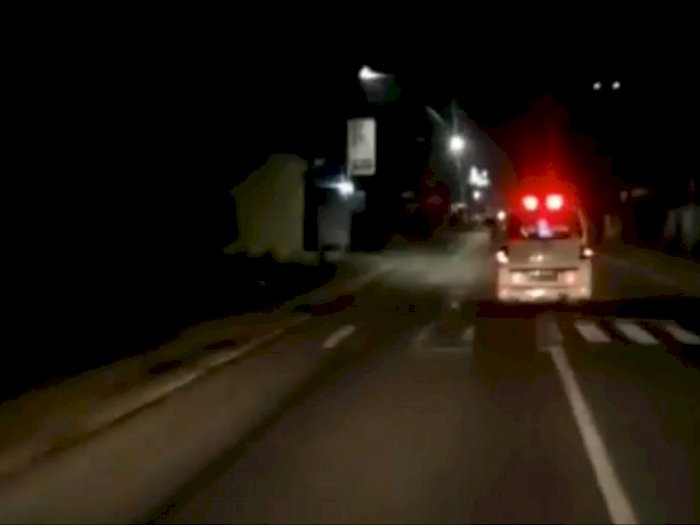 Merinding, Video Penampakan Pocong Duduk di Dalam Ambulans yang Tengah Jalan Kencang