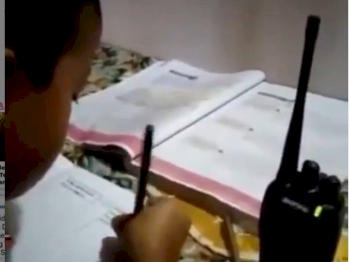 Viral Video Bocah Belajar Jarak Jauh Pakai HT, Netizen Salfok ke Gurunya