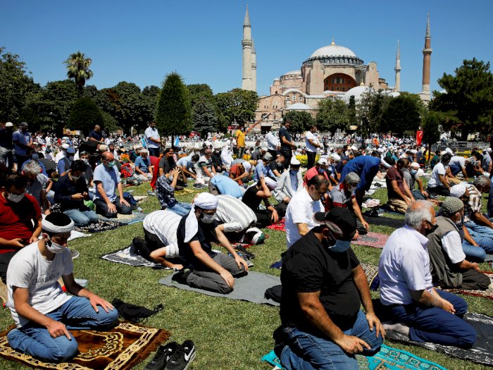 FOTO: Suasana Salat Jumat Pertama di Hagia Sophia