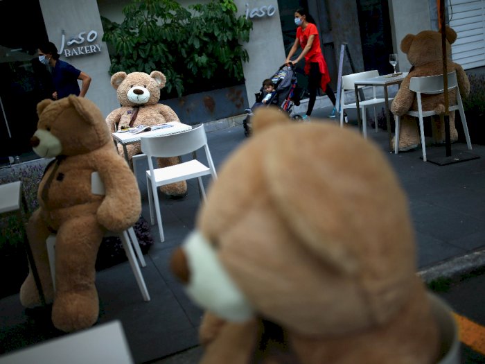FOTO: Restoran Ini Pakai Boneka Teddy Bear untuk Social Distancing