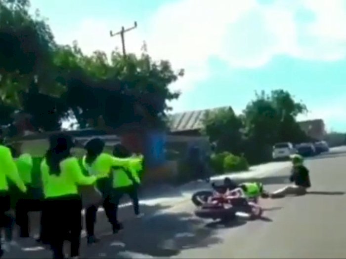 Lagi Asyik Joget di Tengah Jalan, Pria Ini Diseruduk Motor, Netizen: Duanya Salah!