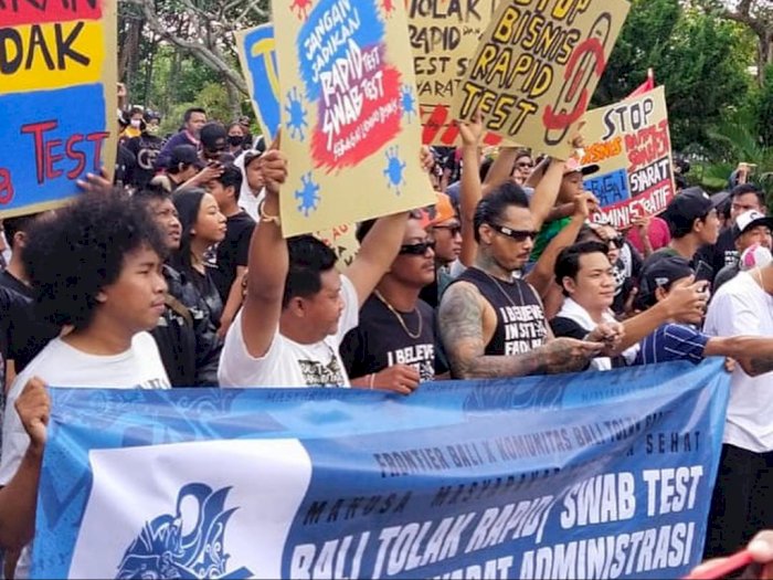 Berada di Barisan Paling Depan, Jerinx SID Ramaikan Demo Bali Tolak Rapid Tes
