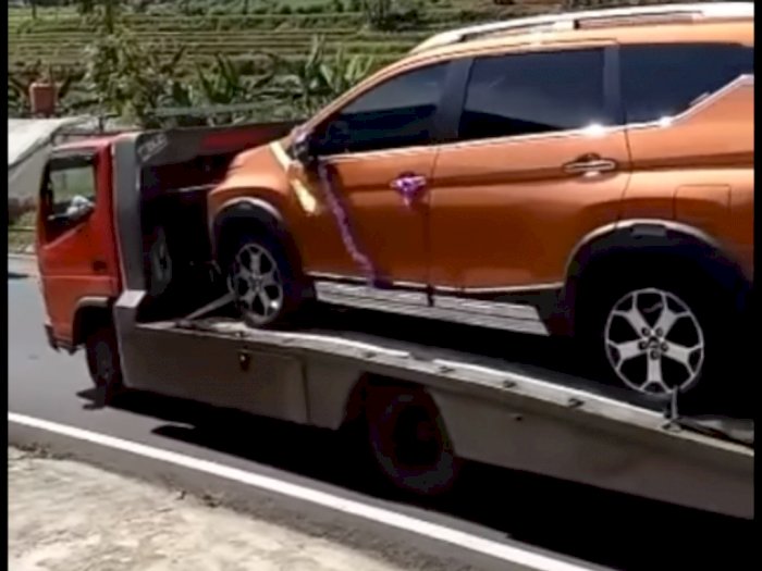 Viral Video Lamaran Seserahan Berisi Perabot Rumah Tangga hingga Mobil, Sultan!