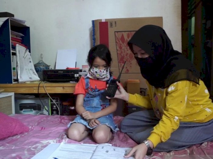 Susah Sinyal, Guru dan Siswa di Pelosok Cianjur Belajar Pakai HT