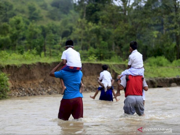 Miris Anak Sekolah dan Guru Terpaksa Seberangi Sungai untuk Belajar, Jembatan Tak Dibangun