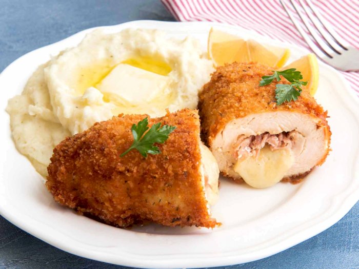 Membuat Chicken Cordon Bleu with Lemon Butter Sauce untuk Makan Malam Istimewa