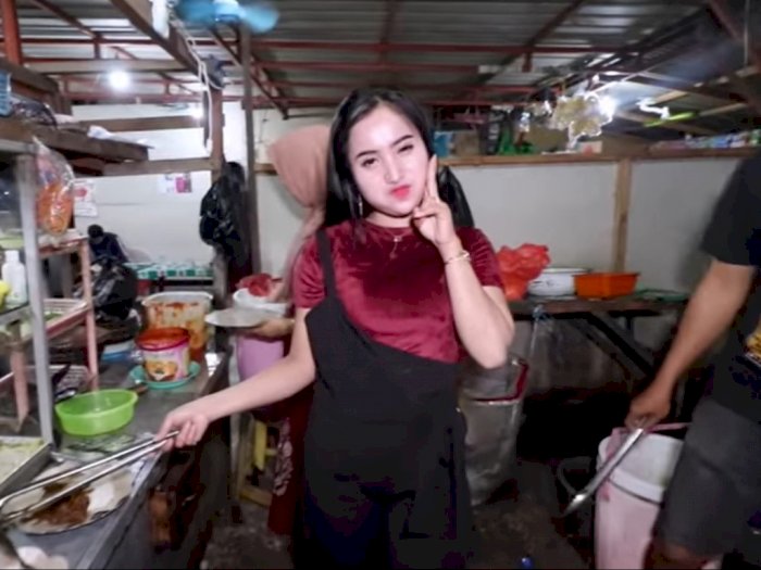 Viral Cewek Penjual Bebek Goreng Berparas Cantik, Para Cowok Rela Antre