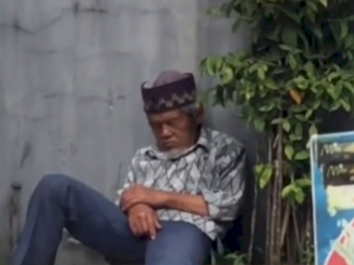Kakek Penjual Es Krim Ketiduran di Trotoar Nunggu Pembeli yang Sepi, Wajahnya Kasihan