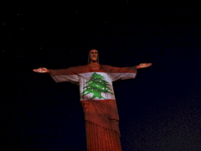 FOTO: Patung Ikonik di Brazil dinyalakan dengan bendera Lebanon 