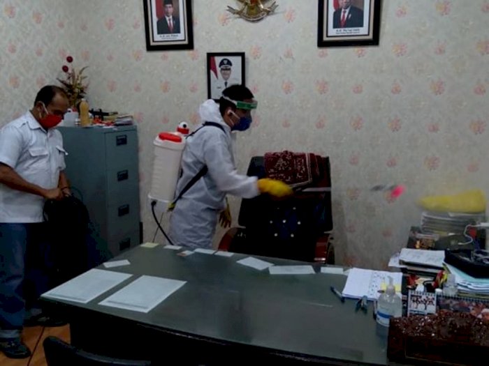 FOTO: Penyemprotan Disinfektan di Kantor Wali Kota Medan Usai Akhyar Positif Corona