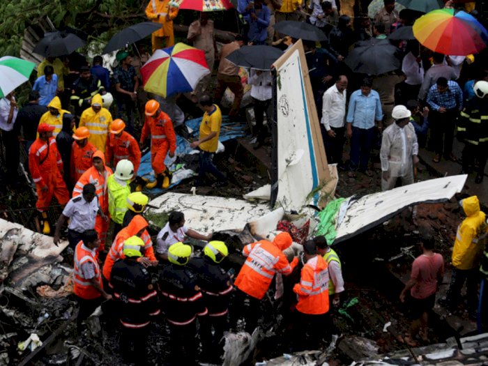 Pesawat India Terbelah Dua saat Mendarat, 17 Orang Tewas