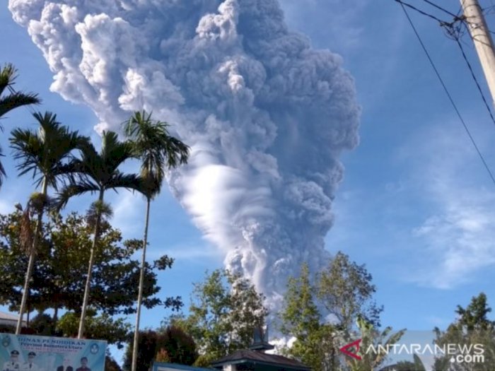 Abu Vulkanik Gunung Sinabung Karo Menyebar Hingga Empat Kecamatan