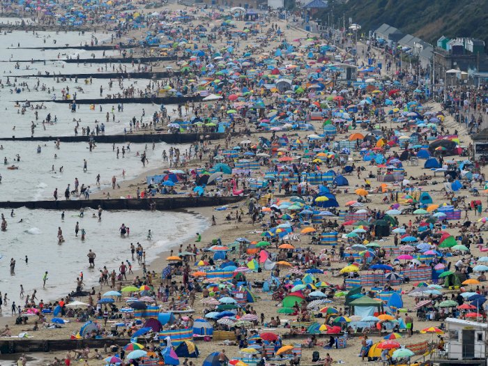 FOTO: Wisatawan Saat Bersantai di Pantai Bournemouth Inggris Disaat Pandemi Covid-19