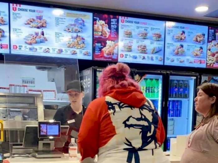 Saking Cintanya Dengan KFC, Wanita Ini Punya Baju KFC