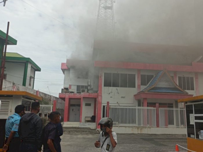 Tagar  #Telkomsel Jadi Trending, Diduga Gedungnya Terbakar di Pekanbaru