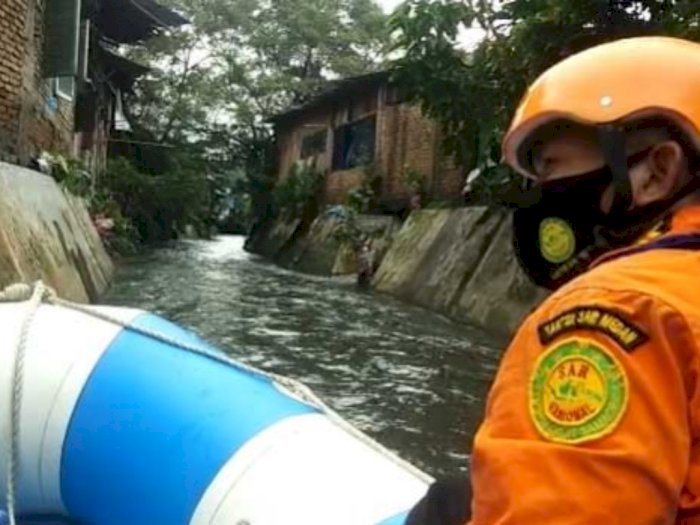 Becak Motor Jatuh di Parit Medan Denai, Seorang Penumpang Hanyut Belum Ditemukan