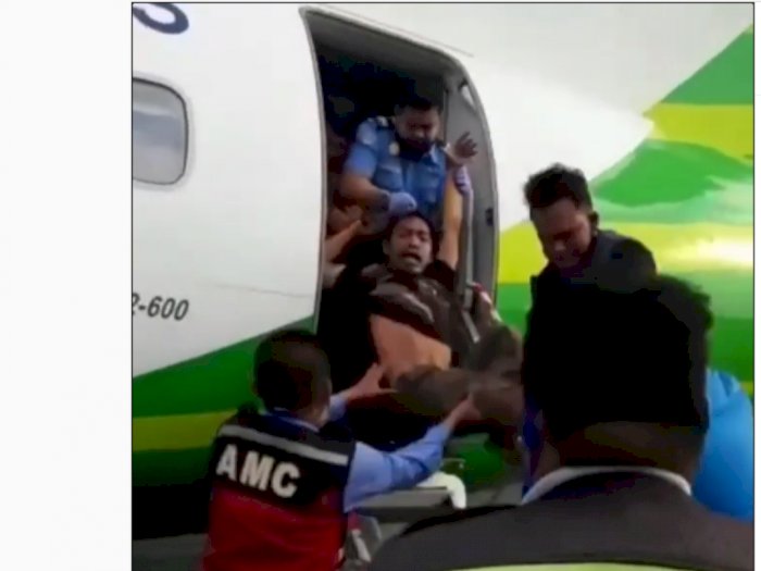 Viral Orang Diduga Alami Gangguan Jiwa Masuk ke Pesawat, Dikeluarkan dengan Dilempar
