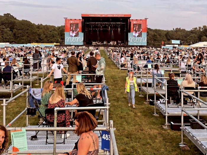 Inggris Gelar Konser dengan Social Distancing dan Panggung Khusus Penonton