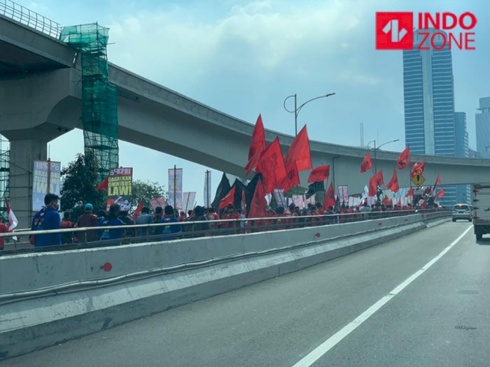 Demo Buruh di Dekat DPR, Lalu Lintas Gatot Subroto Macet