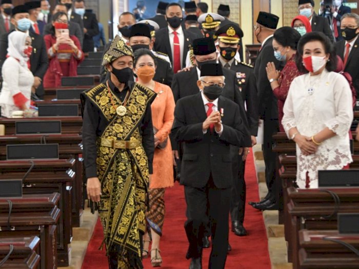 Beda dari Jokowi yang Pakai Baju Adat, Ma’ruf Amin Justru Hanya Kenakan Jas