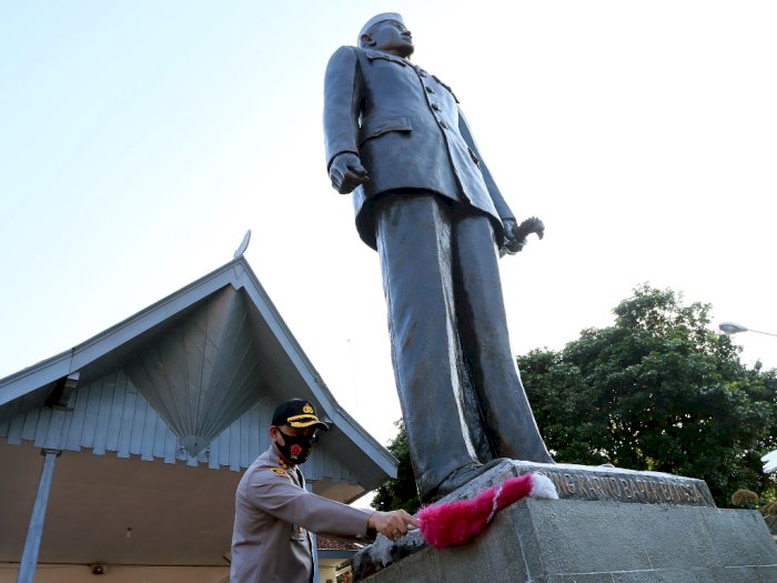 FOTO: Pembersihan Makam Presiden Soekarno dan Museum Istana Gebang