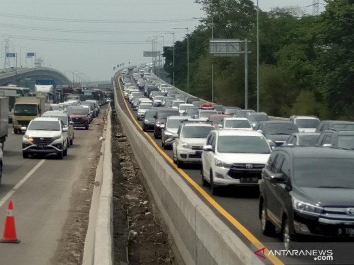 Lalu Lintas Luar Kota Padat, Jasa Marga Berlakukan Contraflow di Tol Jakarta-Cikampek